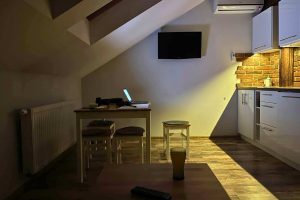 Is the Digital Nomad Lifestyle Right for You? Pros and Cons